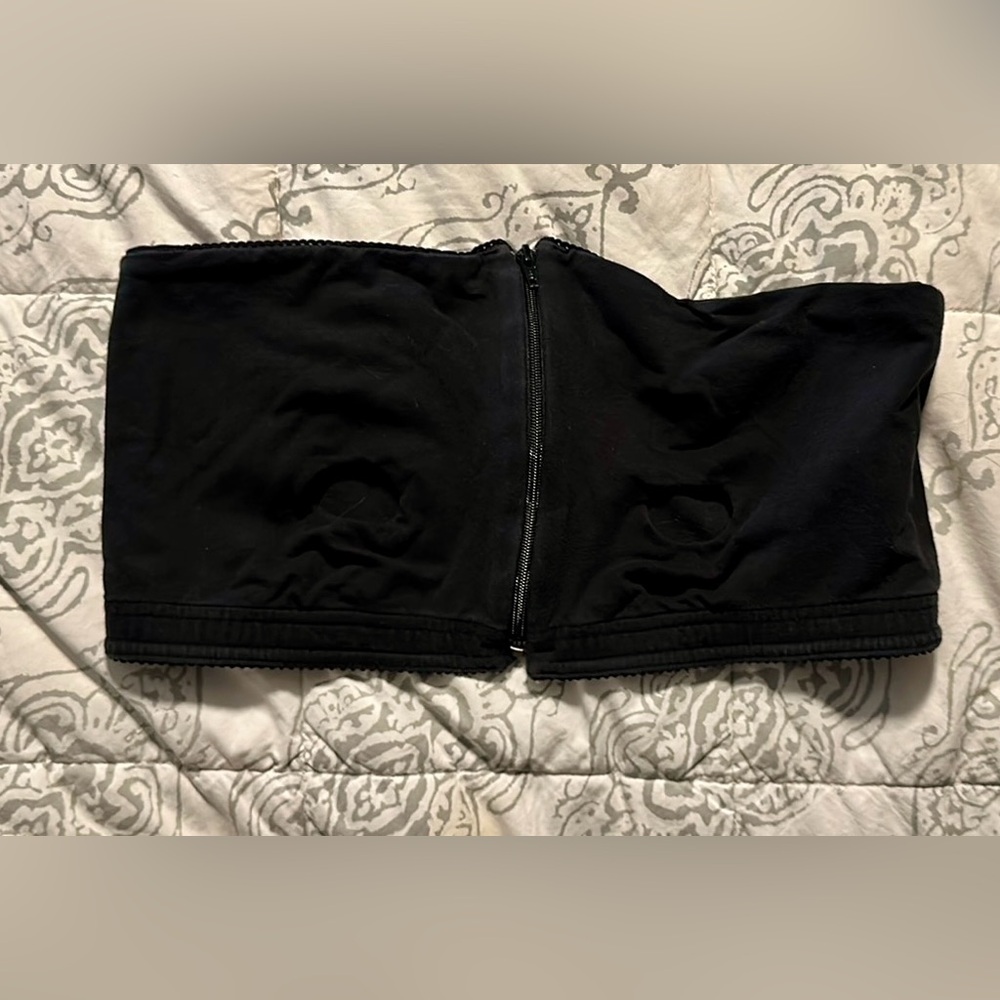 Medela hands free nursing & pumping strapless bra. Size large Zipper front.